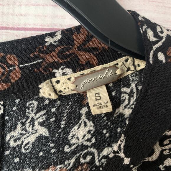 Gimmicks Boho Black White Floral Tunic Blouse High Low Keyhole Embroidery Size S - Picture 13 of 16